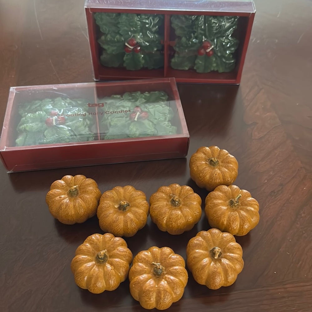 Tag holly floating candles. Set of 4 NWT. 8 floating pumpkin candles. New